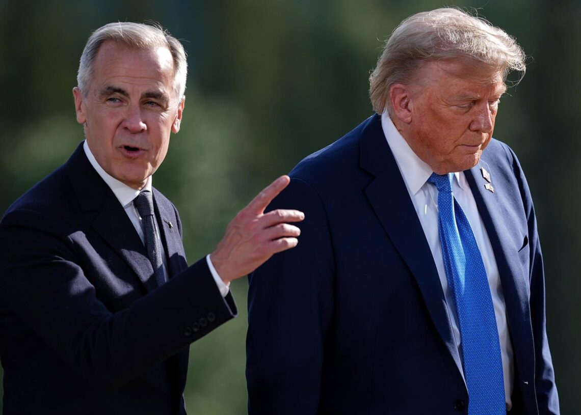 Archivo - El primer ministro de Canadá, Mark Carney, y a su izquierda, el presidente estadounidense, Donald Trump Europa Press/Contacto/Darryl Dyck - Archivo