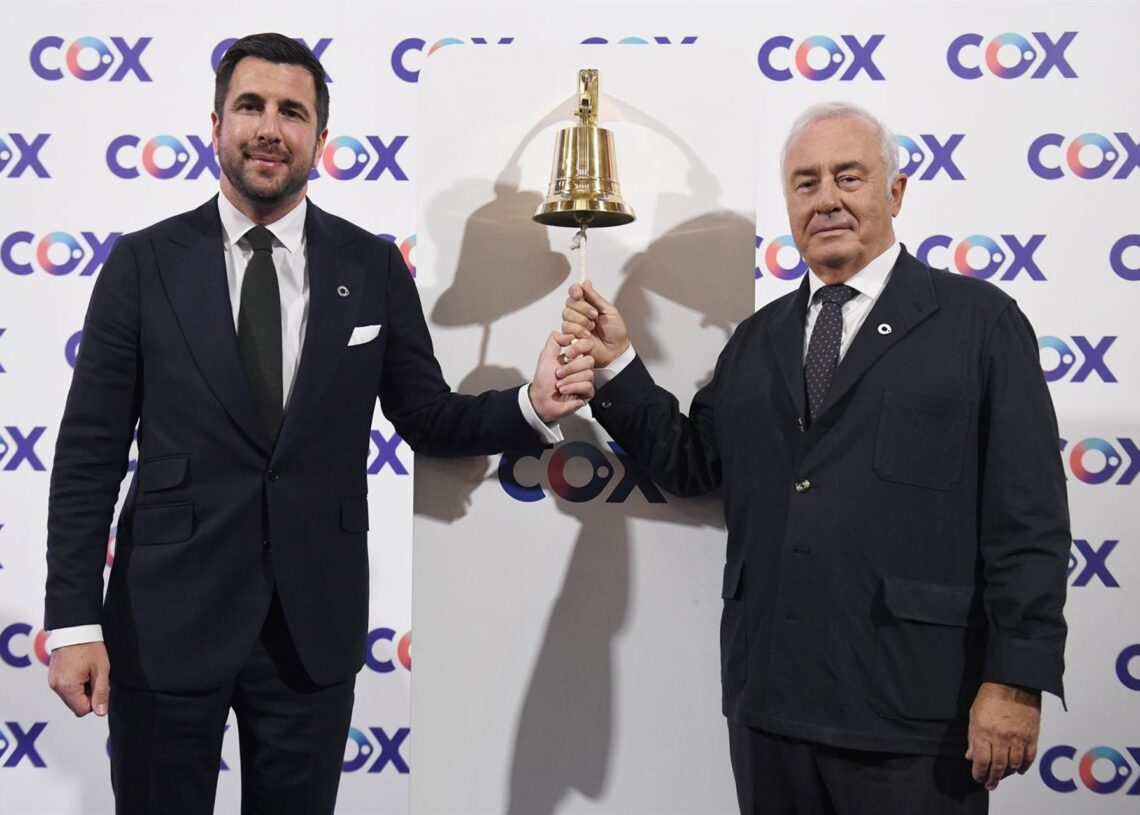 Archivo - Uno de los accionistas de Cox Alberto Zardoya, de la familia que fundó el grupo de ascensores Zardoya (i) y el CEO de Cox, Enrique Riquelme (d), tocan la campana durante la ceremonia de salida a Bolsa de Cox, en el Palacio de la Bolsa de Madrid,Fernando Sánchez - Europa Press - Archivo