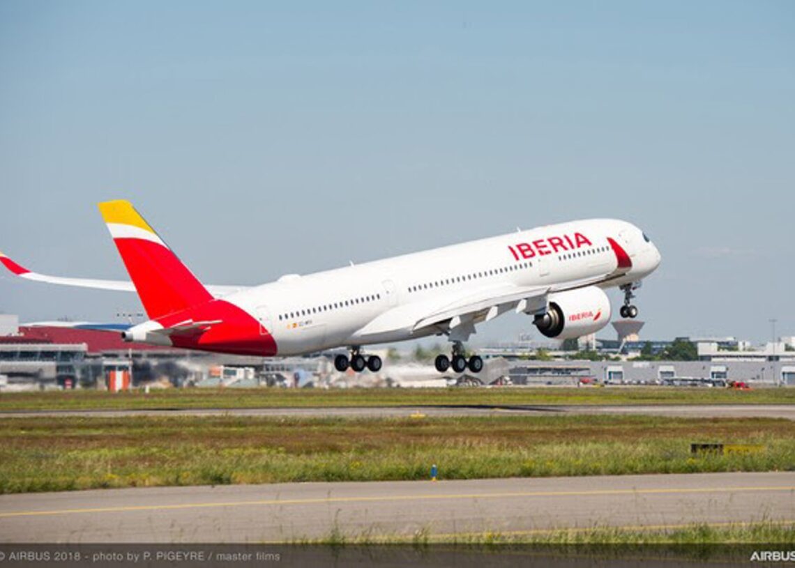 Archivo - Un avión de Iberia despegando.Iberia - Archivo