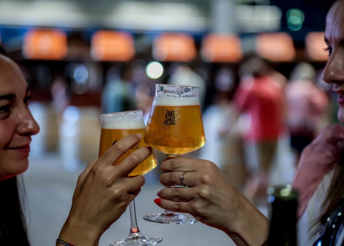 Archivo - Dos mujeres catan unas cervezas en copa de cristal Ricardo Rubio - Europa Press - Archivo