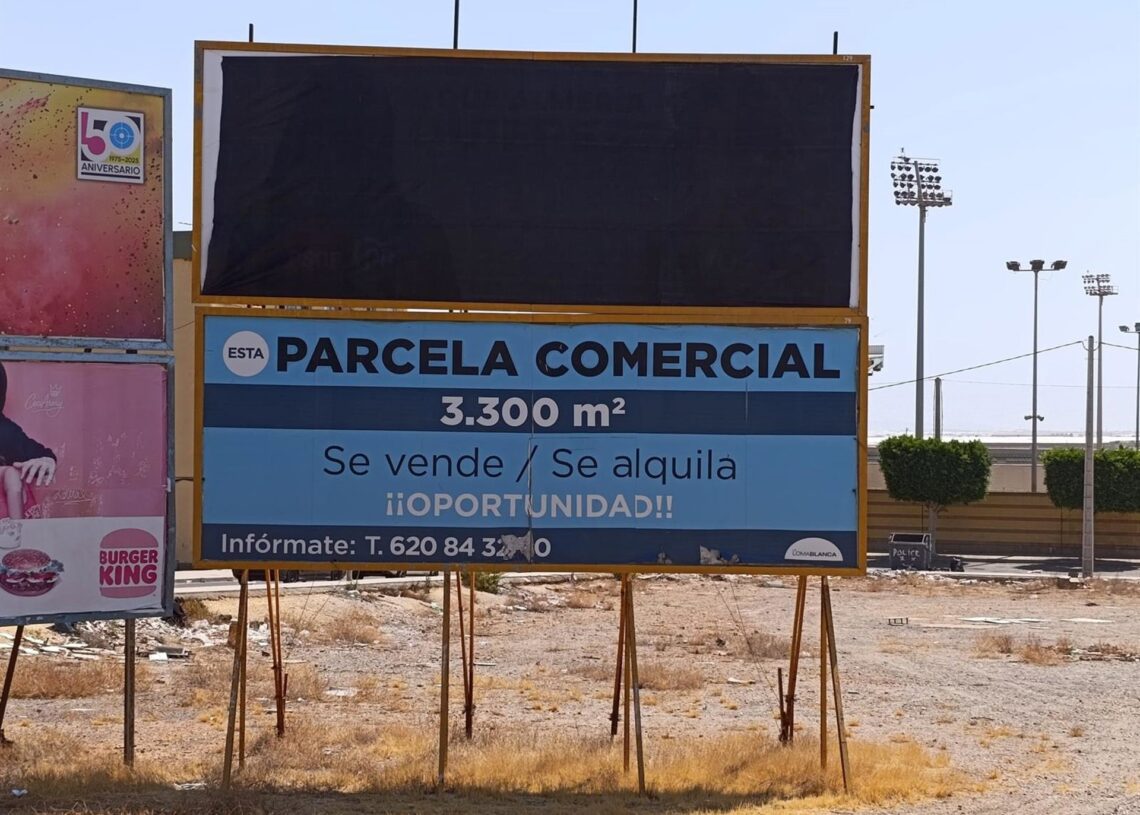Una de las vallas publicitarias instaladas en El Ejido (Almería), cubierta con una lona negra.IU EL EJIDO