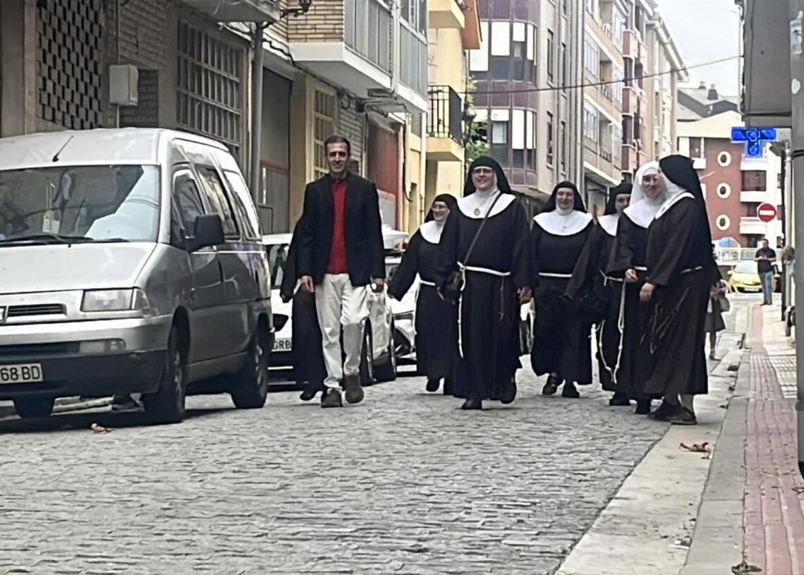 El abogado Florentino Aláez junto a las exmonjas de Belorado a su llegada al juzgado de Briviesca.EUROPA PRESS