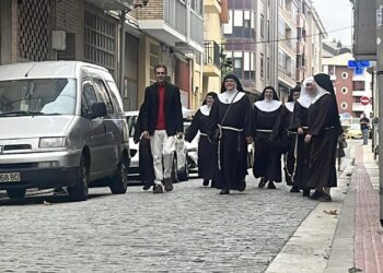 El abogado Florentino Aláez junto a las exmonjas de Belorado a su llegada al juzgado de Briviesca.EUROPA PRESS
