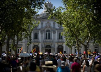 Archivo - Decenas de personas durante una concentración de jueces y fiscales frente al Tribunal Supremo, a 28 de junio de 2025, en Madrid (España). Juan Barbosa - Europa Press - Archivo