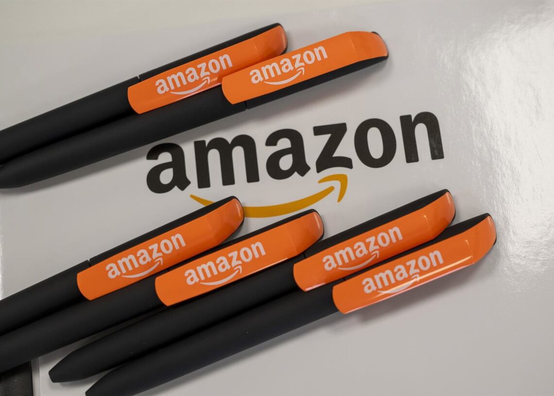 Archivo - FILED - 14 November 2023, Bavaria, Erding: Pens with the Amazon logo lie on a writing pad at the official opening of the Amazon sorting center in Erding. Photo: Peter Kneffel/dpaPeter Kneffel/dpa - Archivo