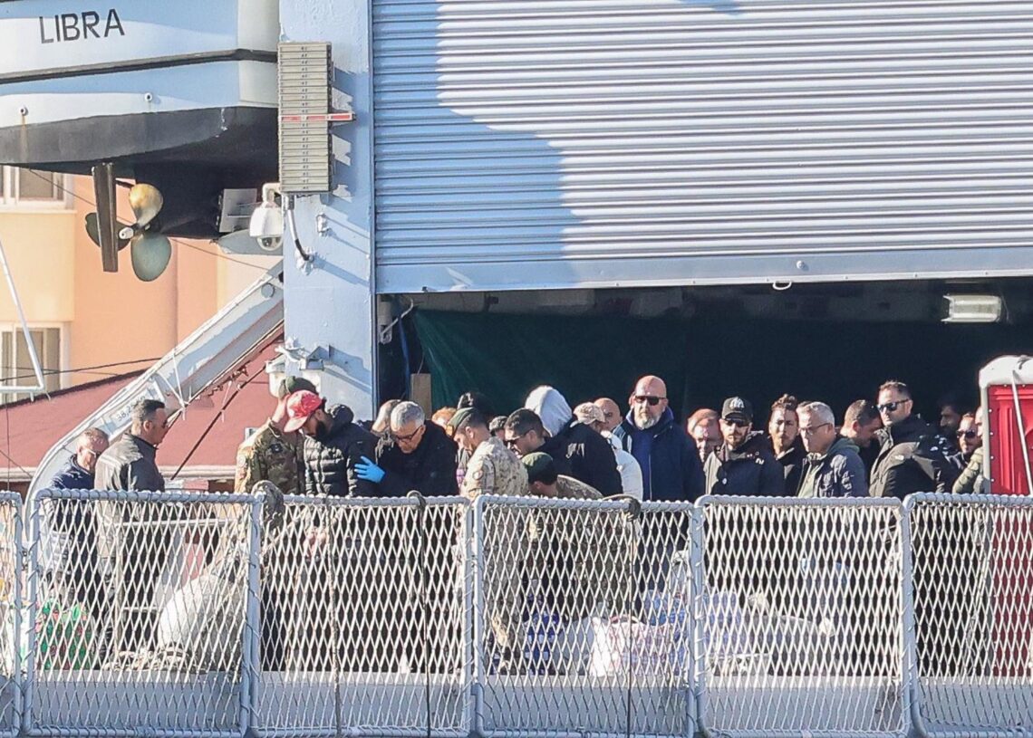 Archivo - Migrantes llegan al centro de detención organizado por Italia en Shengjin (Albania) Europa Press/Contacto/Armando Babani - Archivo