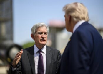 24 July 2025, US, Washington: U.S. Federal Reserve Chairman Jerome Powell, left, speaks with President Donald Trump, left, right, following a tour of the Federal Reserve building renovation project, July 24, 2025 in Washington, D.C. Photo: Daniel Torok/WhDaniel Torok/White House/Planet / DPA