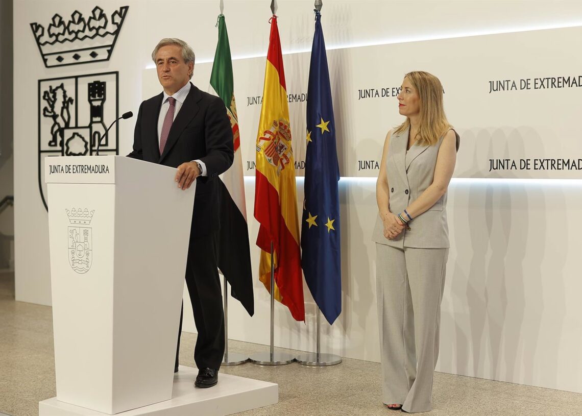 Archivo - La presidenta de la Junta de Extremadura, María Guardiola, y el consejero de Gestión Forestal y Mundo Rural, Ignacio Higuero,en la rueda de prensa en la que anuncio la permanencia del consejero en el Ejecutivo regionalJorge Armestar - Europa Press - Archivo