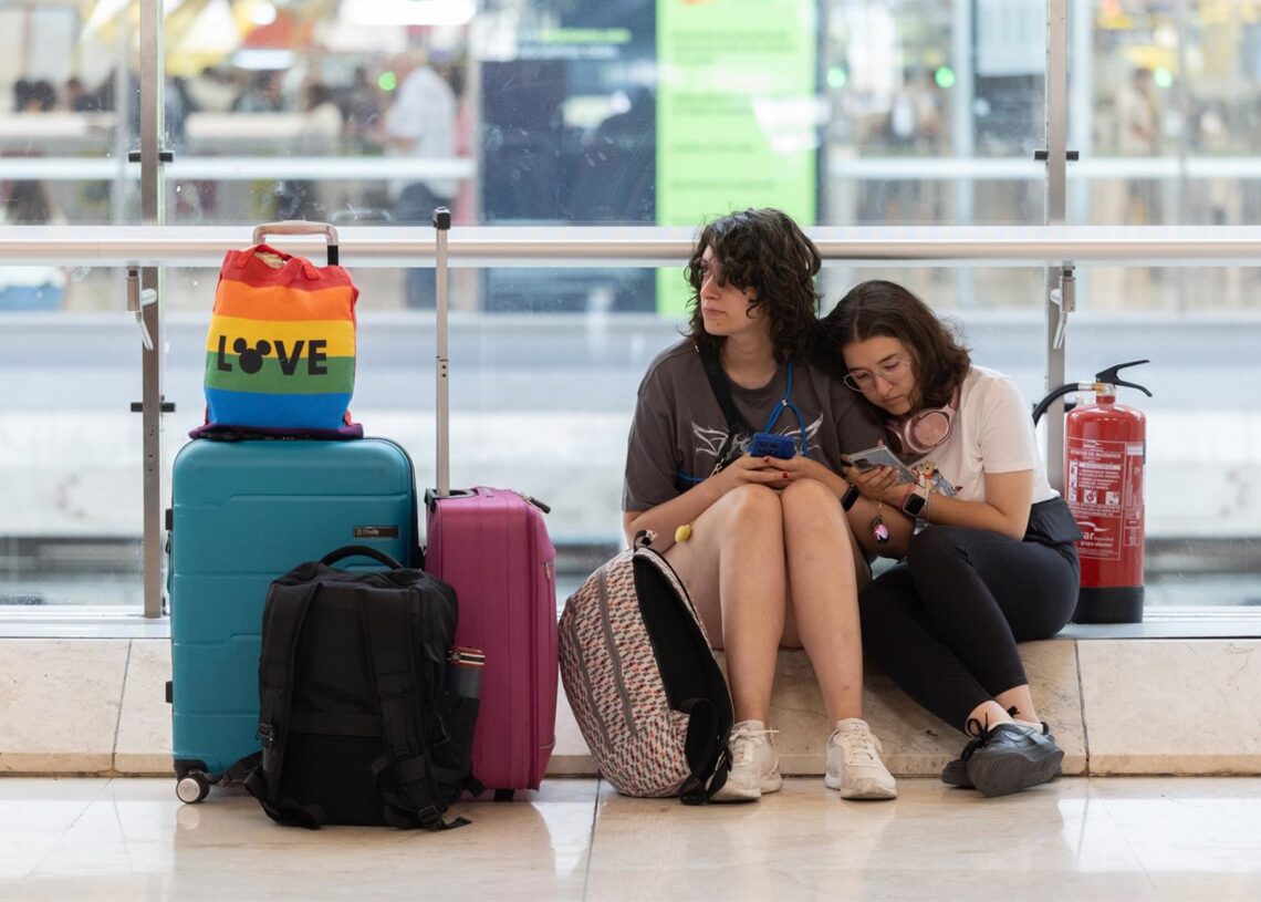 Dos personas con maletas, en la terminal 4 del aeropuerto Adolfo Suárez Madrid-Barajas, a 24 de julio de 2025, en Madrid (España).  Eduardo Parra - Europa Press