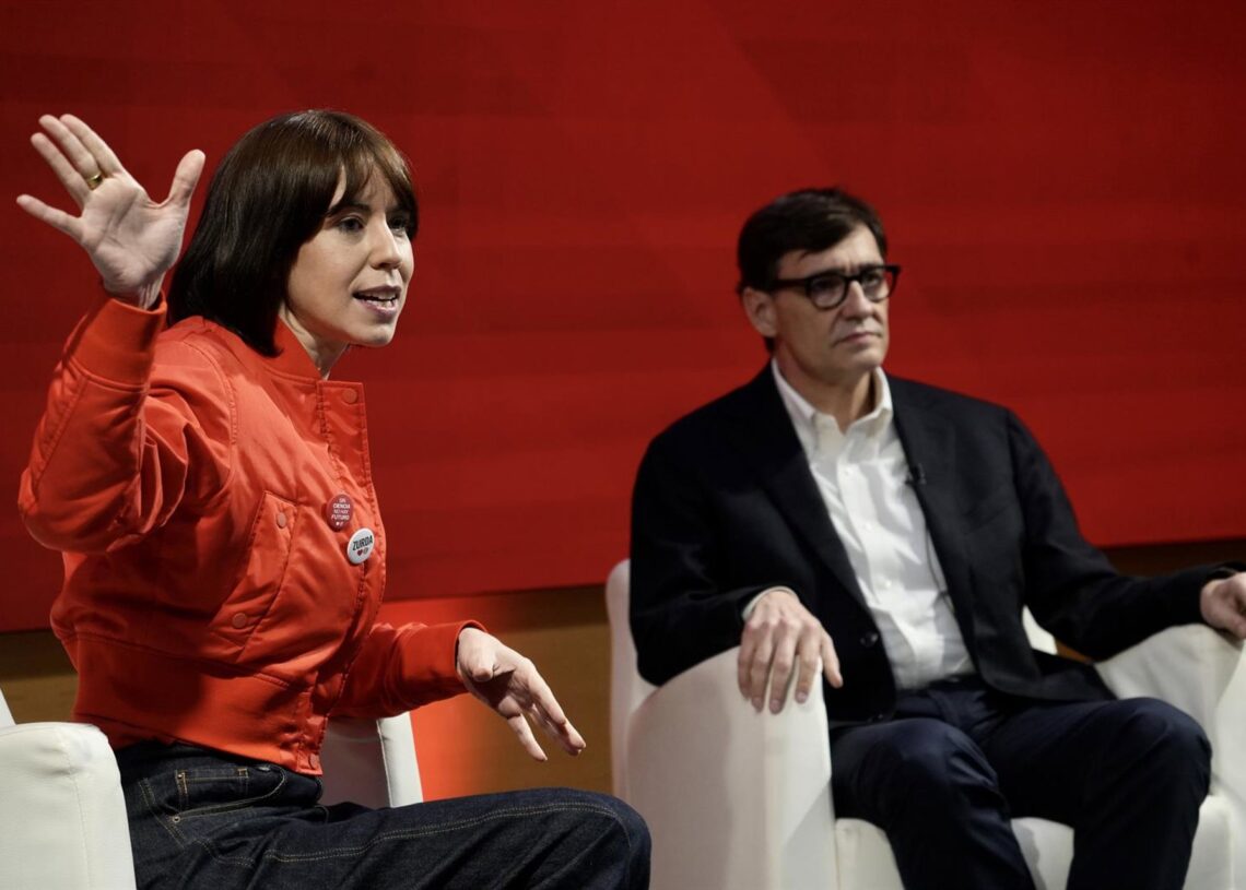 Archivo - La ministra de Ciencia, Innovación y Universidades y secretaria general del PSPV, Diana Morant (i), y el 'president' de la Generalitat de Catalunya y líder del PSC, Salvador Illa (d), en una imagen de archivoEduardo Manzana - Europa Press - Archivo