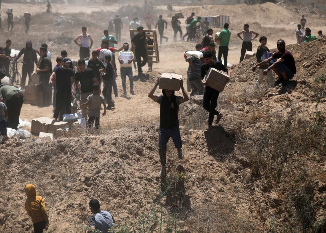 Archivo - Imagen de archivo de un grupo de palestinos tras recibir paquetes de ayuda a manos de la Fundación Humanitaria de Gaza.Moiz Salhi/APA Images via ZUMA P / DPA - Archivo