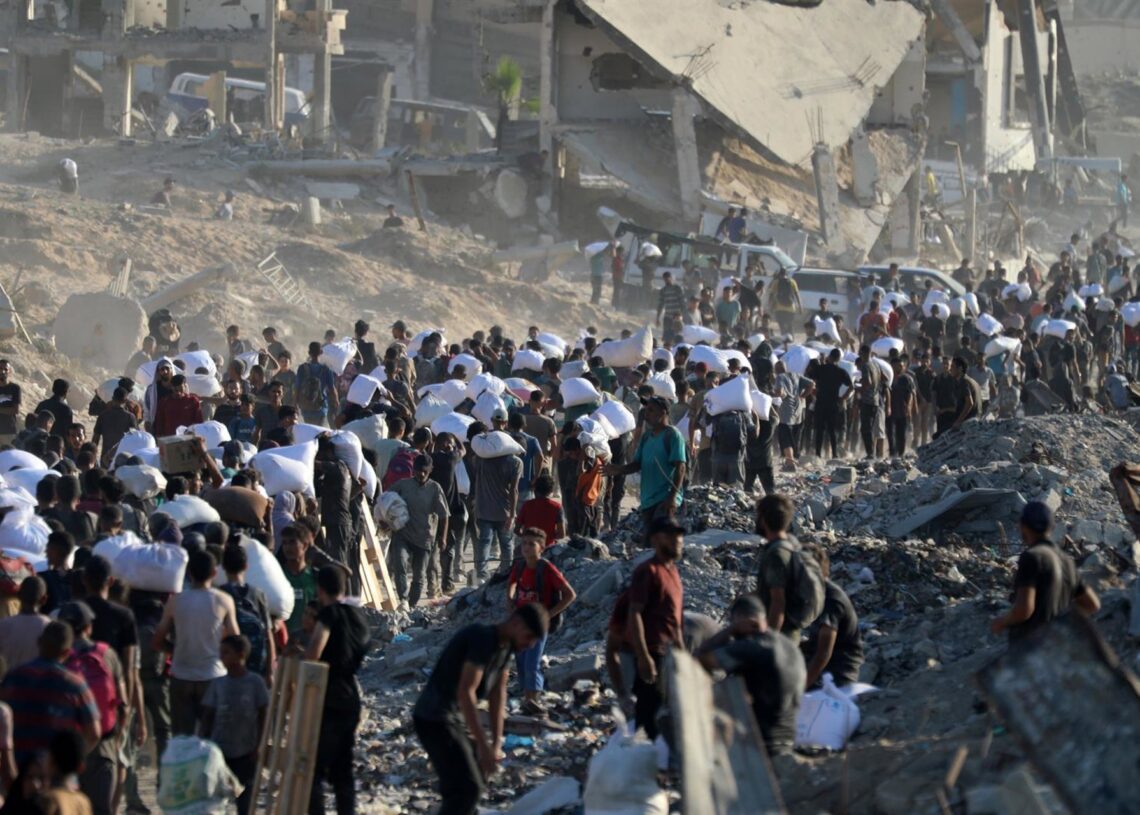 Miles de palestinos reciben ayuda humanitaria en la Franja de GazaEuropa Press/Contacto/Omar Ashtawy