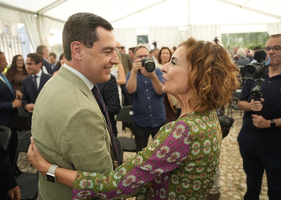 Archivo - El presidente de la Junta de Andalucía, Juanma Moreno, y la vicepresidenta primera y ministra de Hacienda, María Jesús Montero, en una imagen de junio en un acto en Sevilla. Joaquin Corchero - Europa Press - Archivo