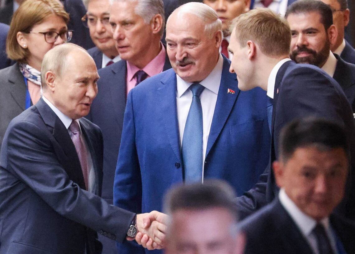 Archivo - Vladimir Putin saluda a Alexander Lukashenko y al hijo de este último, Nikolai Europa Press/Contacto/Sergei Karpukhin - Archivo