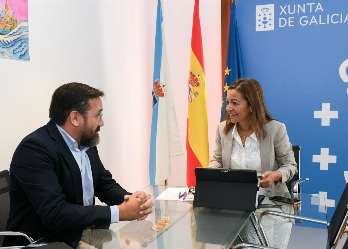 La conselleira do Mar, Marta Villaverde, reunida con el secretario xeral del Consello Regulador da Denominación de Orixe Protexida (DOP) Mexillón de Galicia, Joaquín Garrido.XUNTA