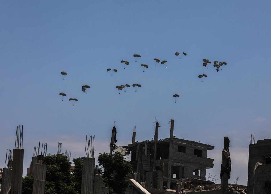 Lanzamiento de ayuda humanitaria sobre la Franja de GazaEuropa Press/Contacto/Omar Ashtawy