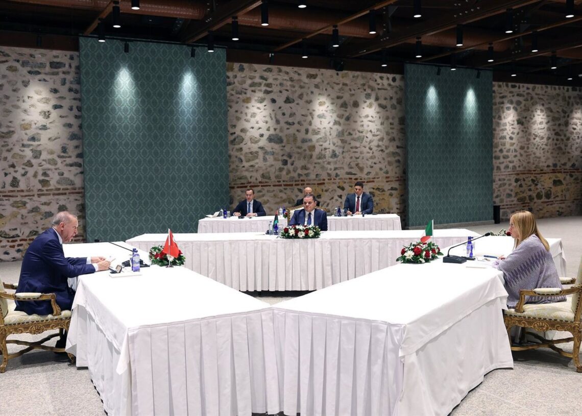 El presidente de Turquía, Recep Tayyip Erdogan, la primera ministra italiana, Giorgia Meloni, y el primer ministro del Gobierno de Unidad Nacional libio, Abdul Hamid DbeibéPRESIDENCIA TURCA