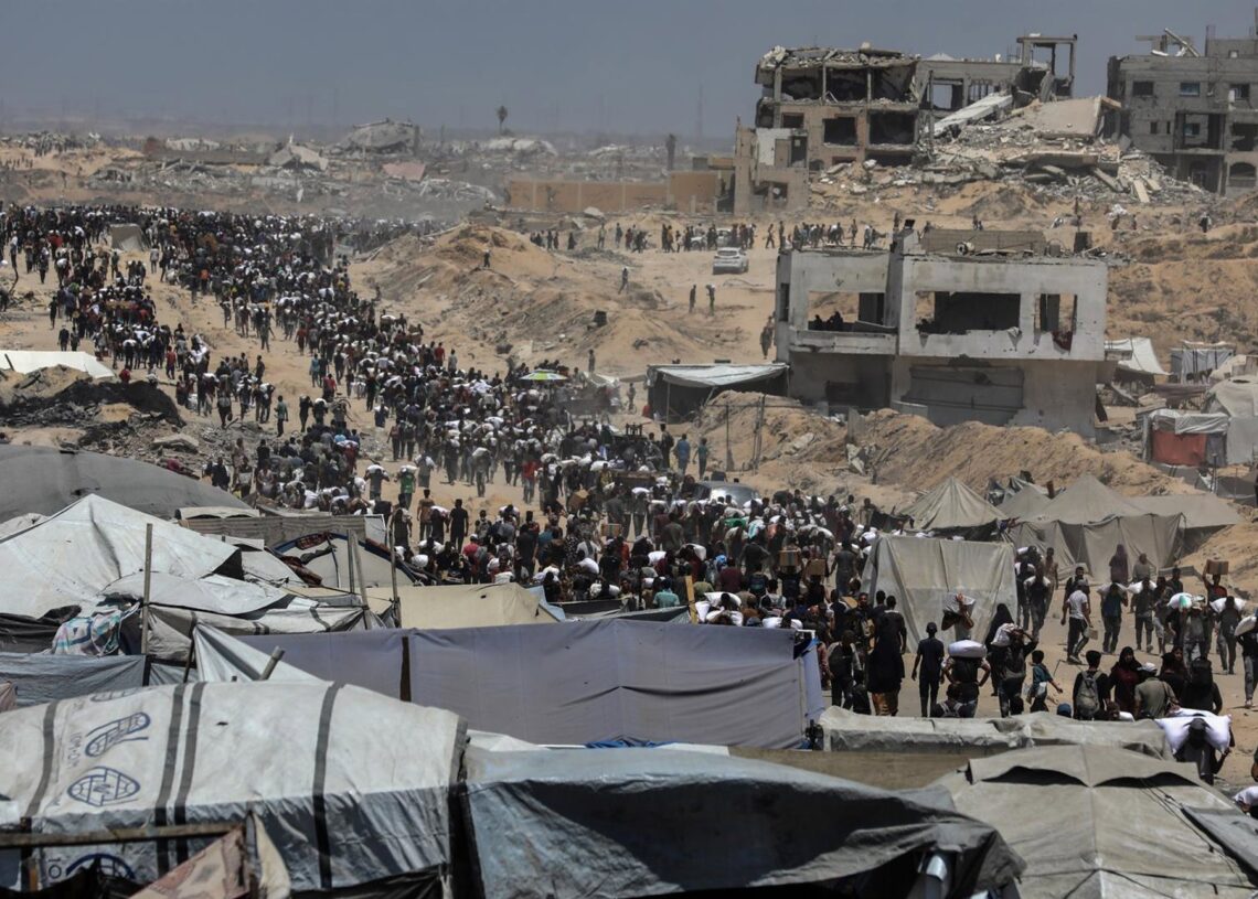 Palestinos en busca de ayuda humanitaria en la Franja de Gaza.Europa Press/Contacto/Rizek Abdeljawad