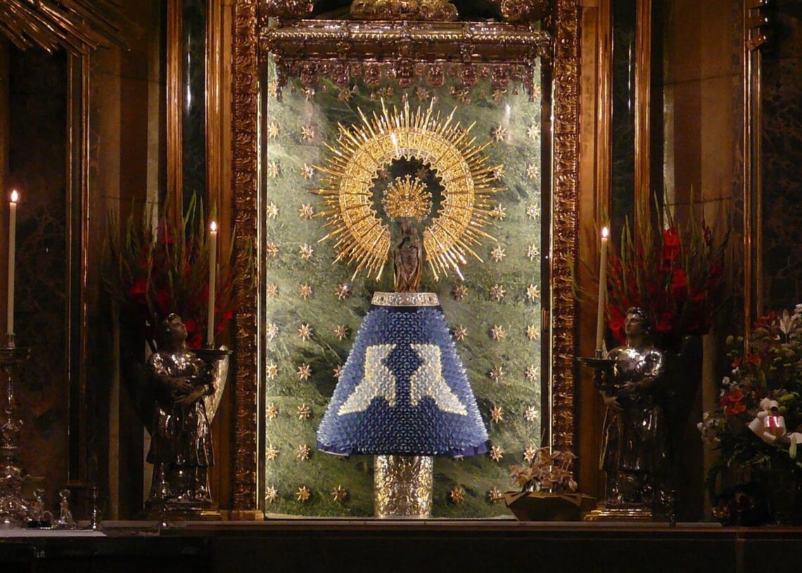 Archivo - La Virgen del Pilar luce este domingo el manto de papel del Grupo Zaragozano de Papiroflexia.GRUPO ZARAGOZANO DE PAPIROFLEXIA - Archivo