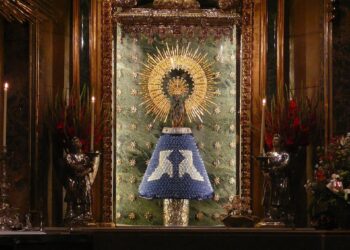 Archivo - La Virgen del Pilar luce este domingo el manto de papel del Grupo Zaragozano de Papiroflexia.GRUPO ZARAGOZANO DE PAPIROFLEXIA - Archivo