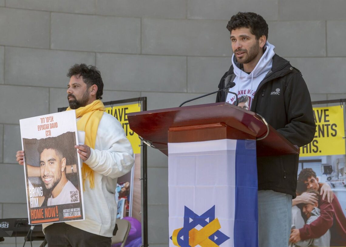 Archivo - Ilay David, brother of hostage evyatar david, durante una concentración en Nueva York para pedir su liberaciónEuropa Press/Contacto/Ron Adar, M10s - Archivo