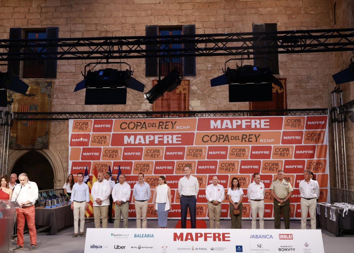 El Rey Felipe VI ha presidido este sábado la entrega de los premios a los campeones de la regata de vela 43ª Copa del Rey MAPFRE, en el Palacio Real de la Almudaina (Palma).CASA REAL