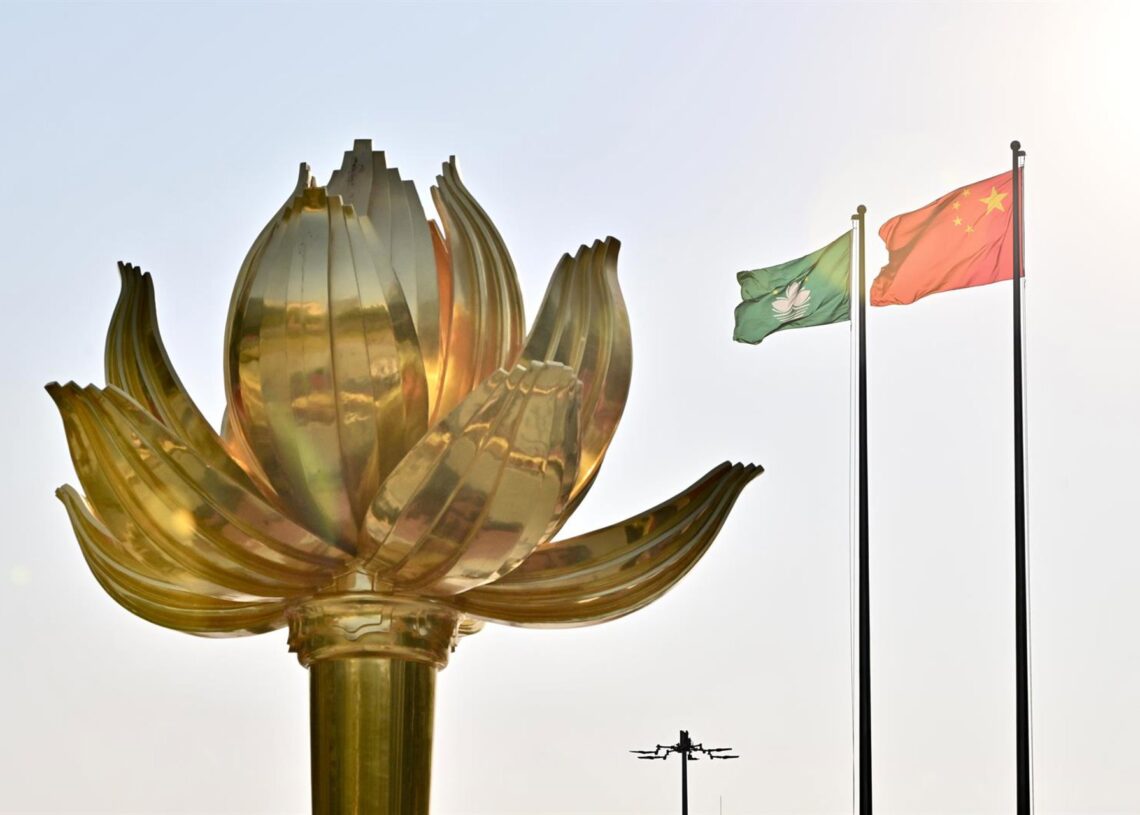 Archivo - Banderas de Macao y ChinaEuropa Press/Contacto/Zhu Wei - Archivo
