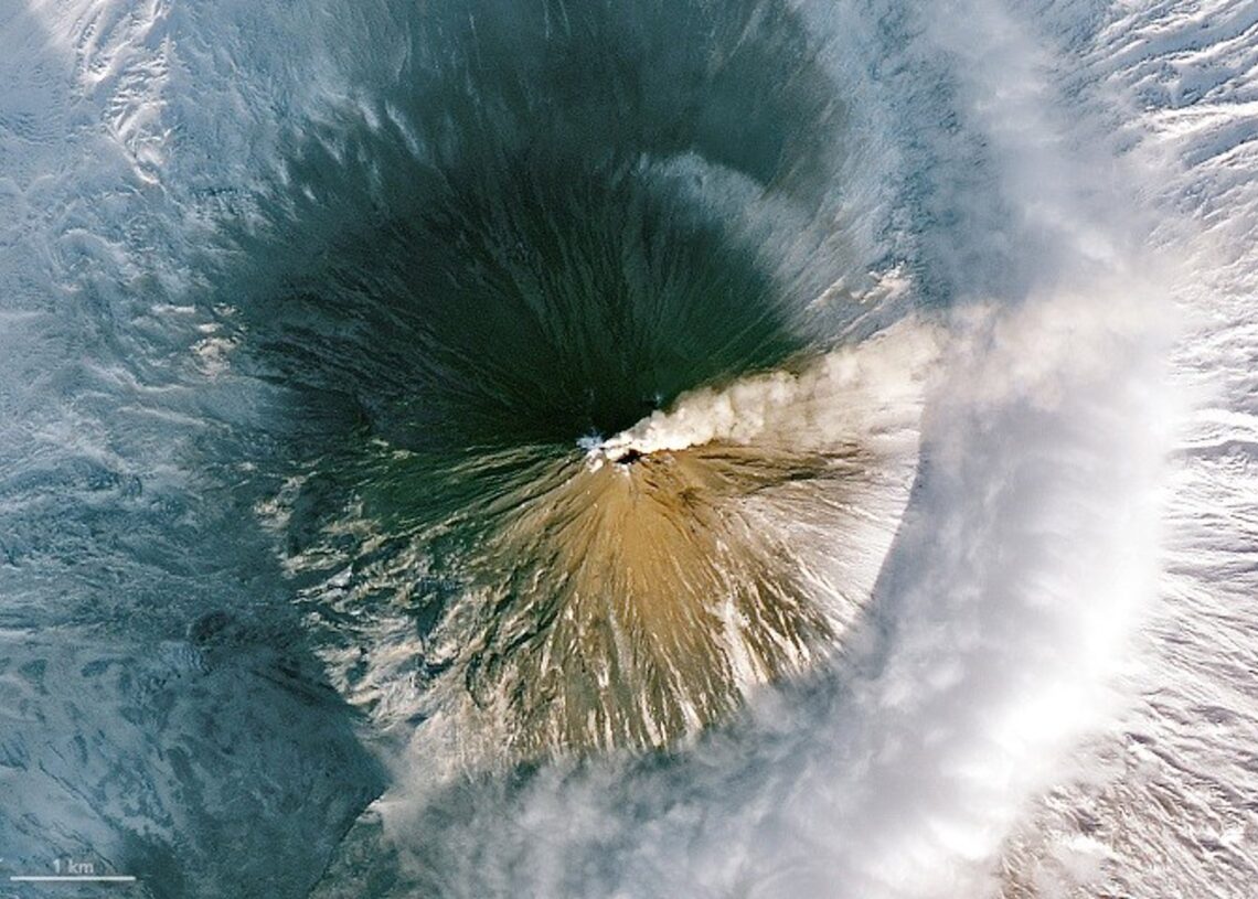Archivo - Imagen de archivo de un volcán activo en la Península siberiana de KamchatkaNASA - Archivo