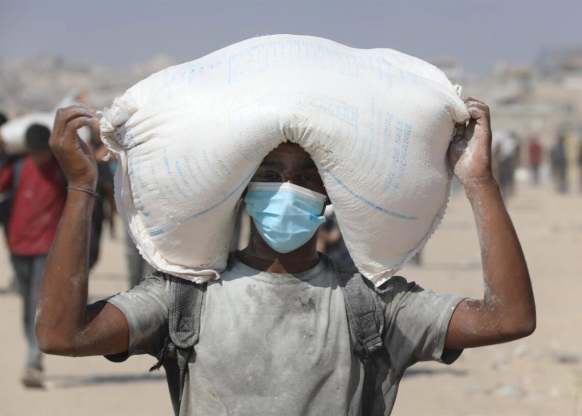Un palestino con un paquete de harina entregada por un camión de ayuda humanitaria en el norte de la Franja de GazaEuropa Press/Contacto/Omar Ashtawy