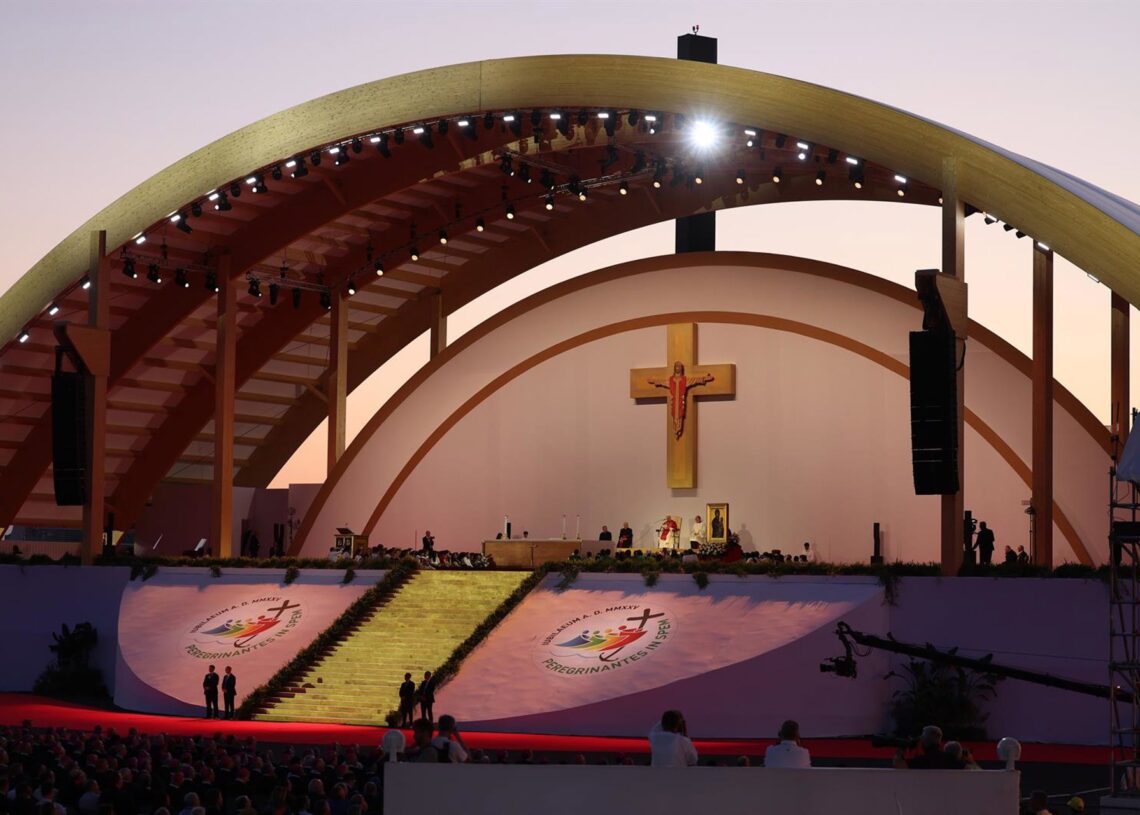 02 August 2025, Italy, Rome: Pope LEO XIV presides over the prayer vigil marking the 2025 Youth Jubilee Week at Tor Vergata in Rome. Photo: Marco Iacobucci/IPA via ZUMA Press/dpaMarco Iacobucci/IPA via ZUMA Pre / DPA