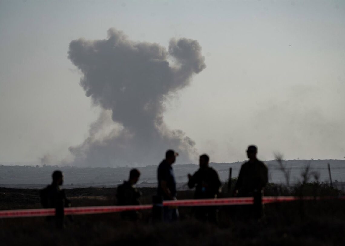 Imagen de archivo de colonos israelíes observando los ataques israelíes en la Franja de Gaza desde IsraelIlia Yefimovich/dpa