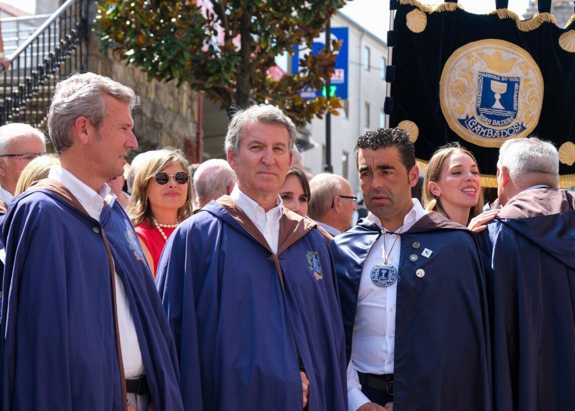 El presidente del Partido Popular, Alberto Núñez Feijóo (2i), y el presidente de la Xunta, Alfonso Rueda (1i), durante la Feria del Albariño de Cambados 2025, a 3 de agosto de 2025 en Cambados, Pontevedra, Galicia (España).César Arxina - Europa Press