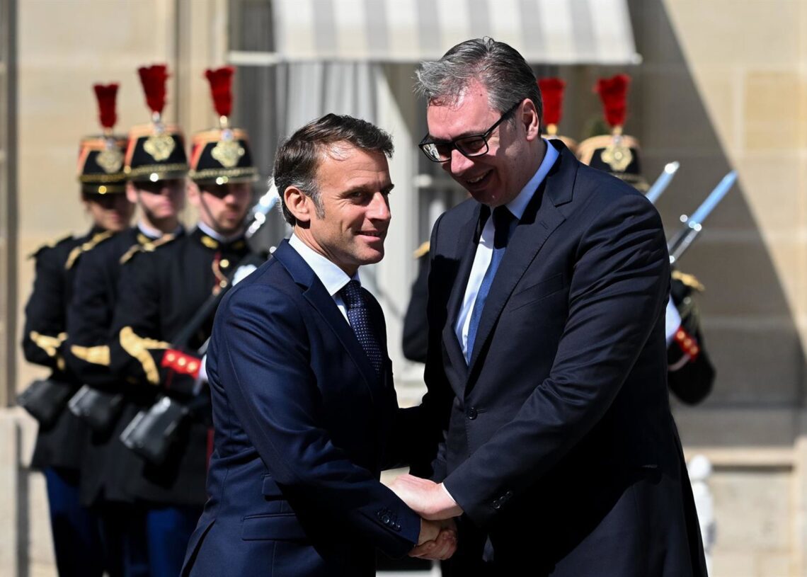 Archivo - El presidente de Francia, Emmanuel Macron, saluda al presidente de Serbia, Aleksandar Vucic, en el Palacio del Elíseo, en ParísEuropa Press/Contacto/Julien Mattia - Archivo