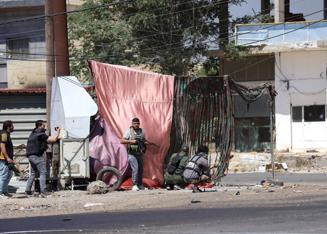 Combatientes durante enfrentamientos en el oeste de Sueida, Siria  Europa Press/Contacto/str