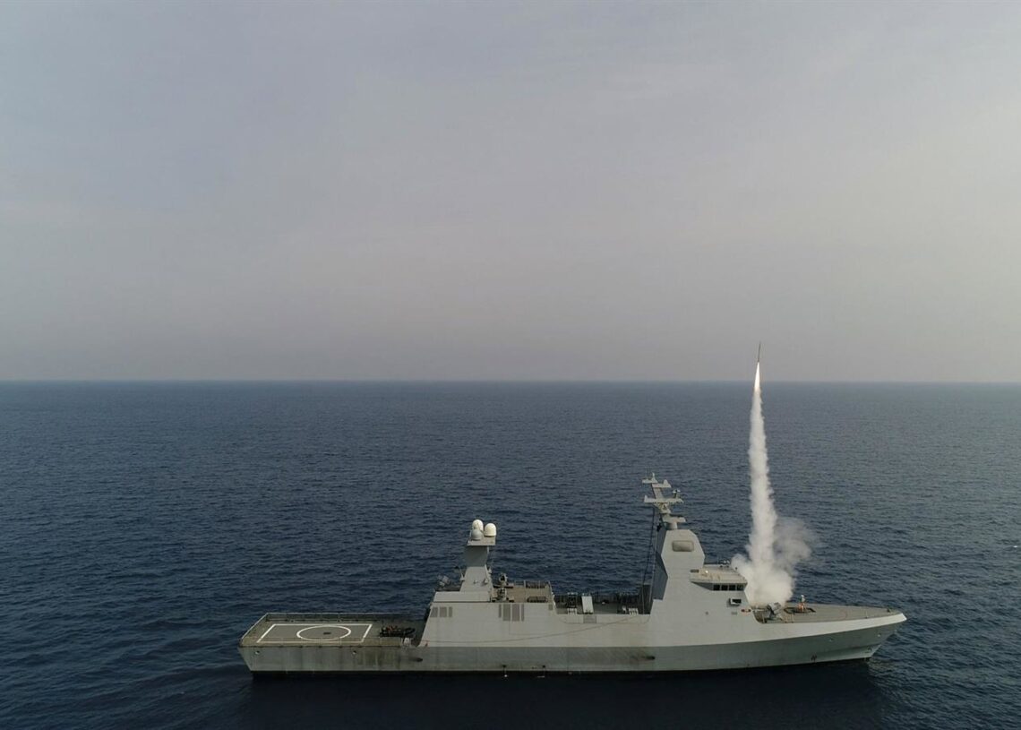 Archivo - El barco Saar 6 'Magen' de la Armada de Israel lanzando un misil como parte de la expansión del sistema defensivo 'Cúpula de Hierro'Europa Press/Contacto/Israel Ministry Of Defense