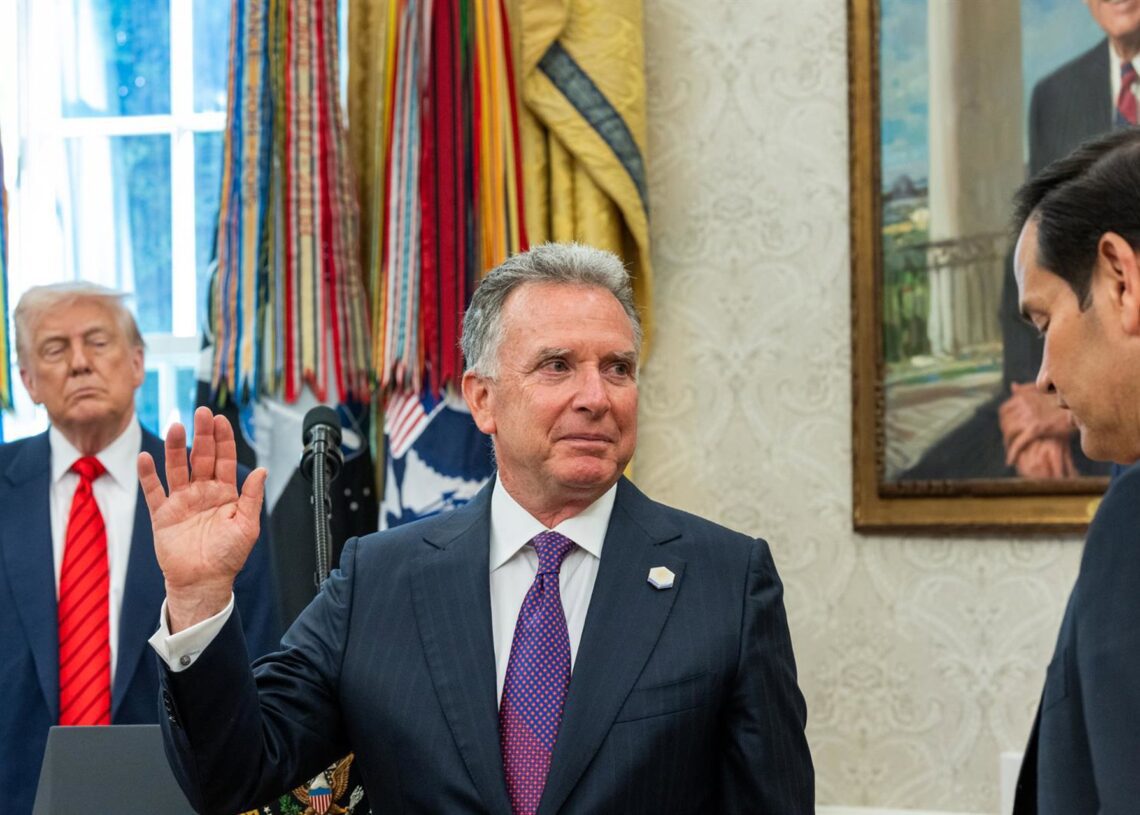 Archivo - El enviado especial de EEUU para Oriente Próximo, Steve Witkoff, y a su espalda, el presidente estadounidense, Donald TrumpEuropa Press/Contacto/White House - Archivo