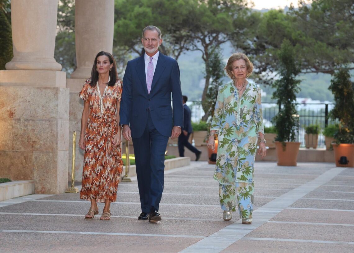 Archivo - Los Reyes, Don Felipe y Doña Letizia, y la Reina Doña Sofía reciben a las autoridades de las Islas Baleares y a una representación de la sociedad balear en el Palacio de Marivent, a 29 de julio de 2024, en Palma de Mallorca (Islas Baleares, EspaRaúl Terrel - Europa Press - Archivo