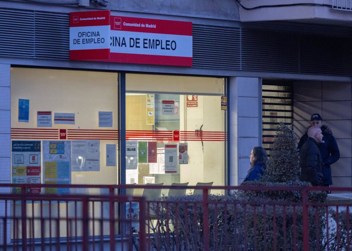Archivo - Varias personas en la puerta de una oficina del SEPE.Eduardo Parra - Europa Press - Archivo