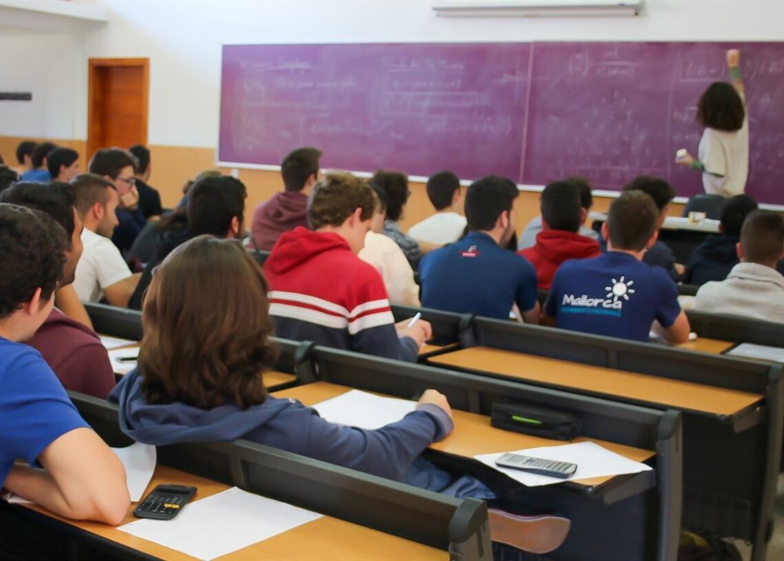 Profesora imparte clase en un aula de la UIB.UIB