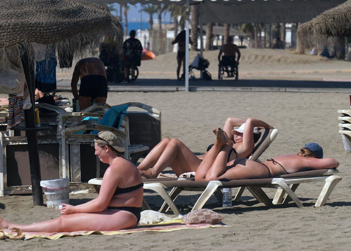 Numerosos turistas y malagueños disfrutan de la playa de La Malagueta. A 29 de julio de 2025, en Málaga (Andalucía, España). Álex Zea - Europa Press