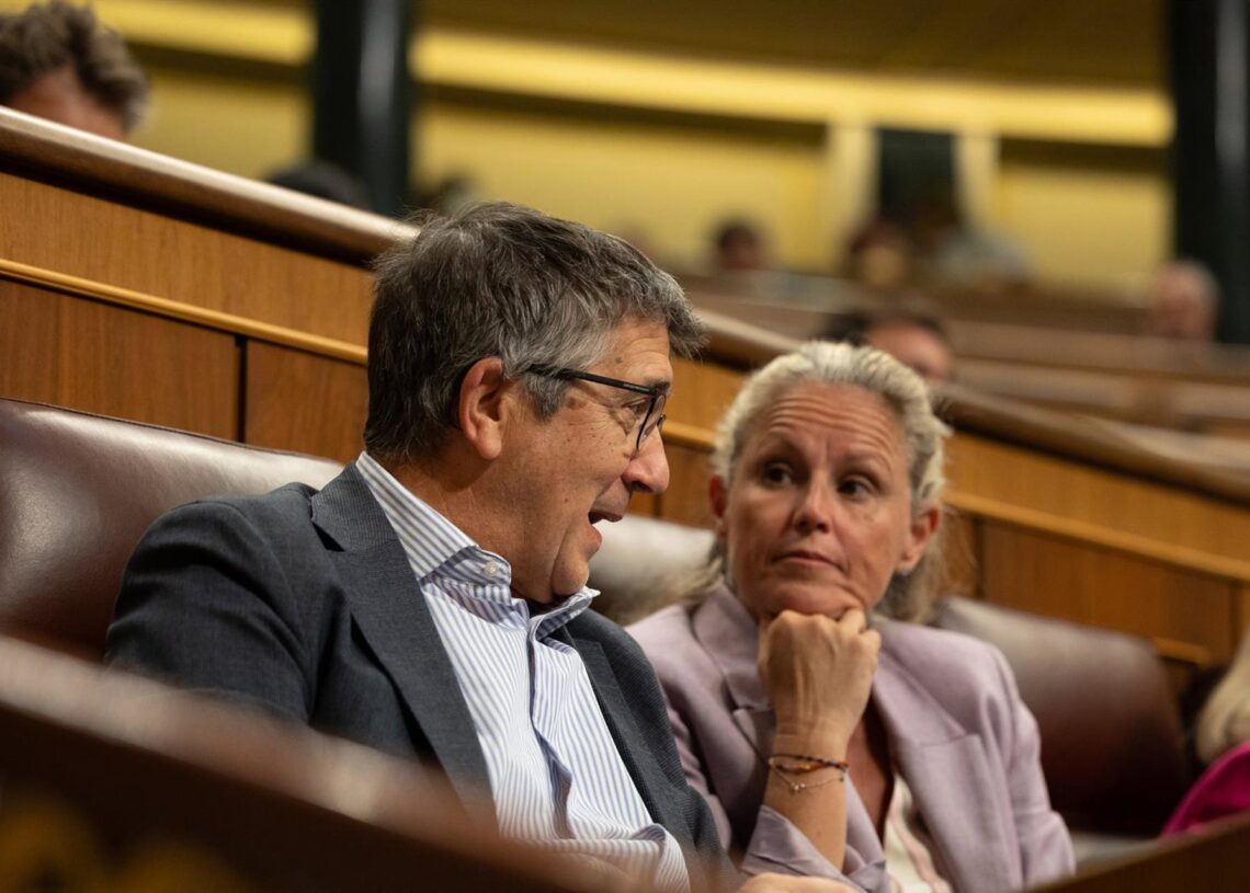 El portavoz del PSOE en el Congreso, Patxi López, y la portavoz nacional del PSOE, Montse Minguez, en el Congreso de los Diputados, a 22 de julio de 2025, en Madrid (España).Ananda Manjón - Europa Press