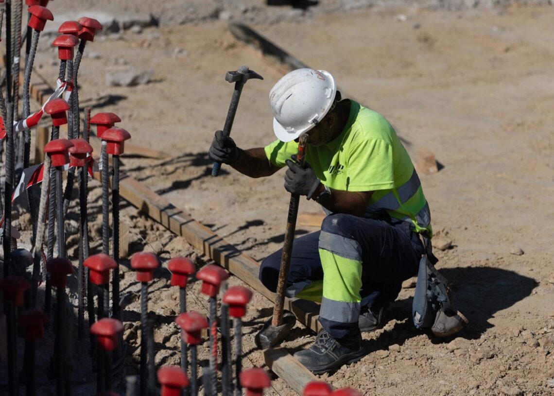Trabajadores durante la realización de las obras de la A-5, a 29 de julio de 2025, en Madrid (España). Eduardo Parra - Europa Press