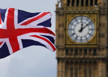 Archivo - FILED - 24 June 2016, United Kingdom, London: The British Union Jack, flies in front of the Big Ben, the clock face of the Elizabeth Tower. The refurbishment of London's Big Ben tower and clock will be finished next year, the British parliament Michael Kappeler/dpa - Archivo