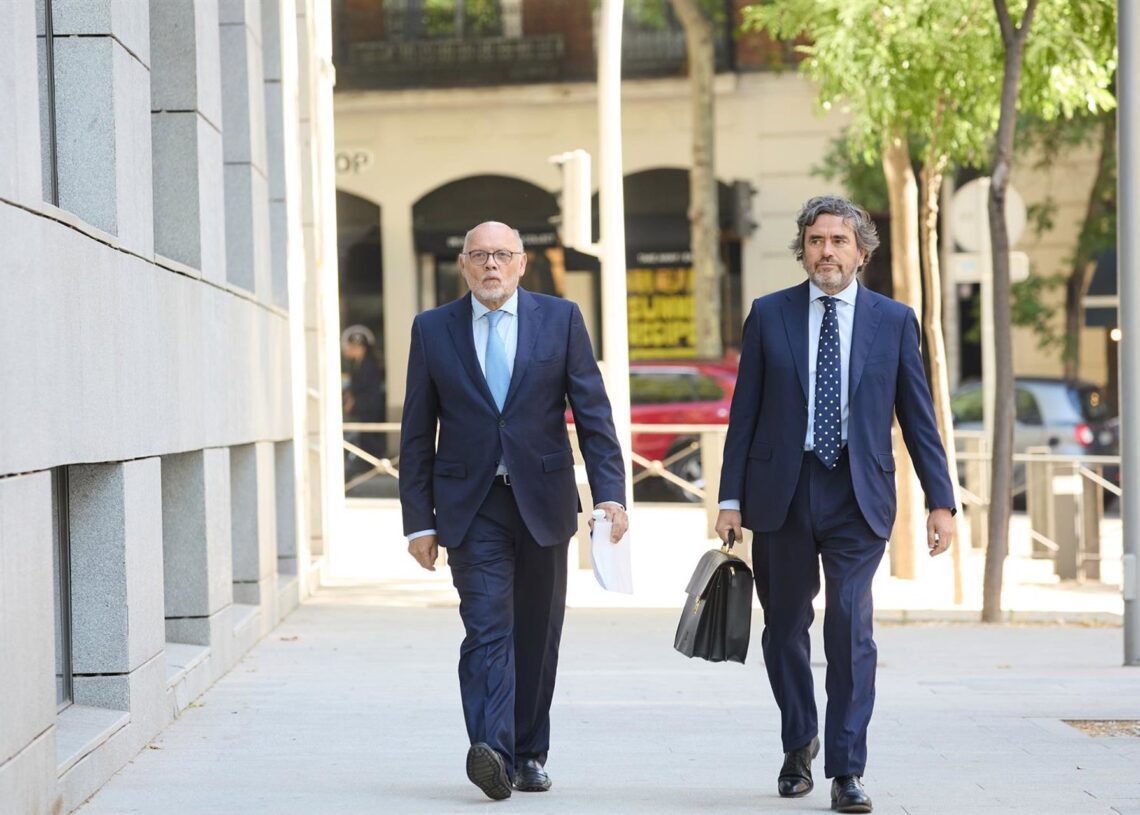 El ex director general de Carreteras, Javier Herrero (i), a su llegada a declarar como imputado por el ‘caso Koldo’ en la Audiencia Nacional (AN), a 21 de julio de 2025, en Madrid (España).Jesús Hellín - Europa Press