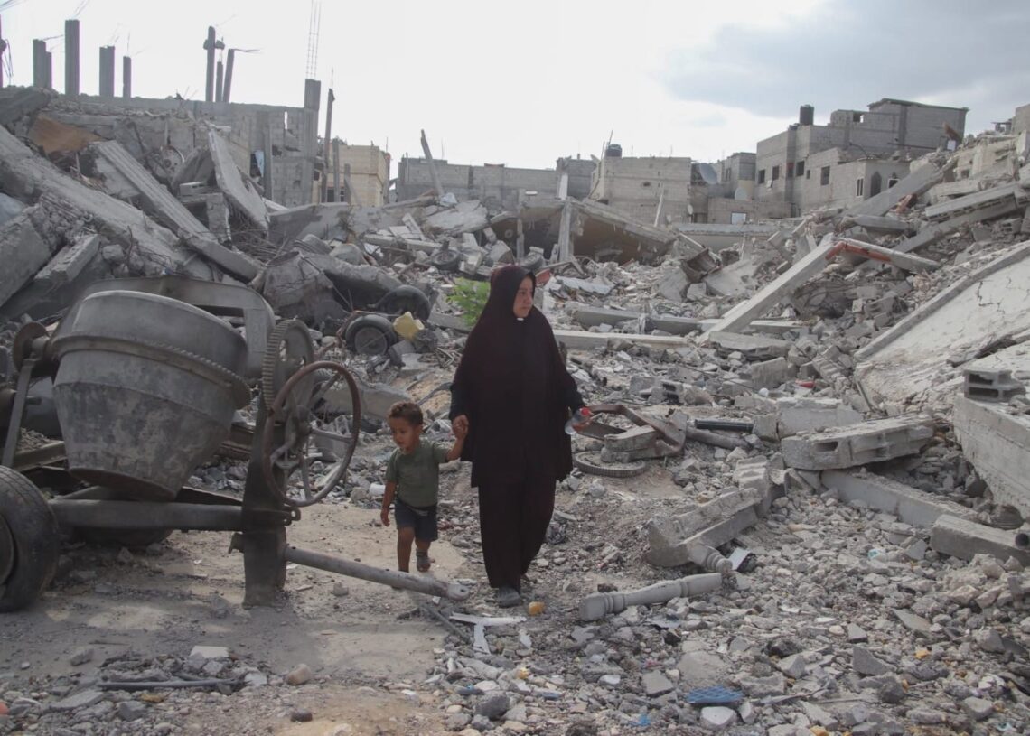 Archivo - Imagen de archivo de varios civiles palestinos entre los escombros en Gaza.Hashem Zimmo / Zuma Press / ContactoPhoto