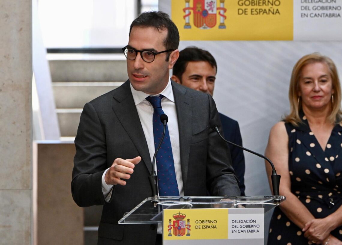 El ministro de Economía, Carlos Cuerpo, durante el acto de toma de posesión del nuevo delegado del Gobierno en Cantabria, Pedro CasaresNACHO CUBERO-EUROPA PRESS
