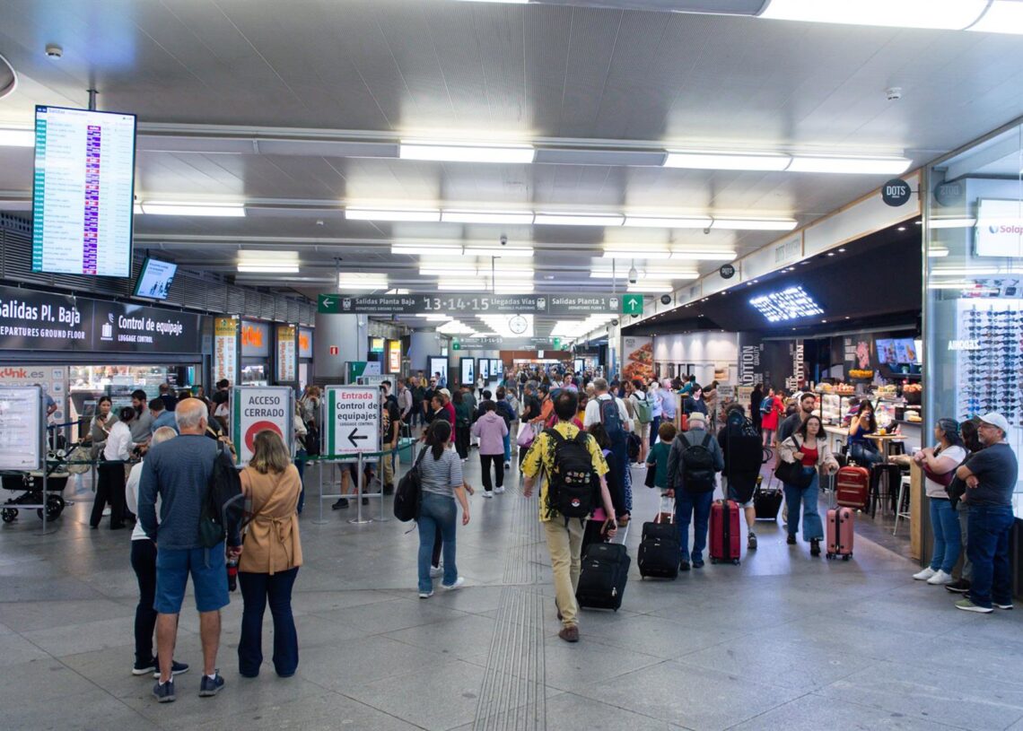 Archivo - Varias personas caminan con maletas en la estación de Puerta de Atocha-Almudena Grandes, con motivo del inicio del puente del Pilar, a 11 de octubre de 2023, en Madrid (España). Gustavo Valiente - Europa Press - Archivo