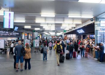 Archivo - Varias personas caminan con maletas en la estación de Puerta de Atocha-Almudena Grandes, con motivo del inicio del puente del Pilar, a 11 de octubre de 2023, en Madrid (España). Gustavo Valiente - Europa Press - Archivo