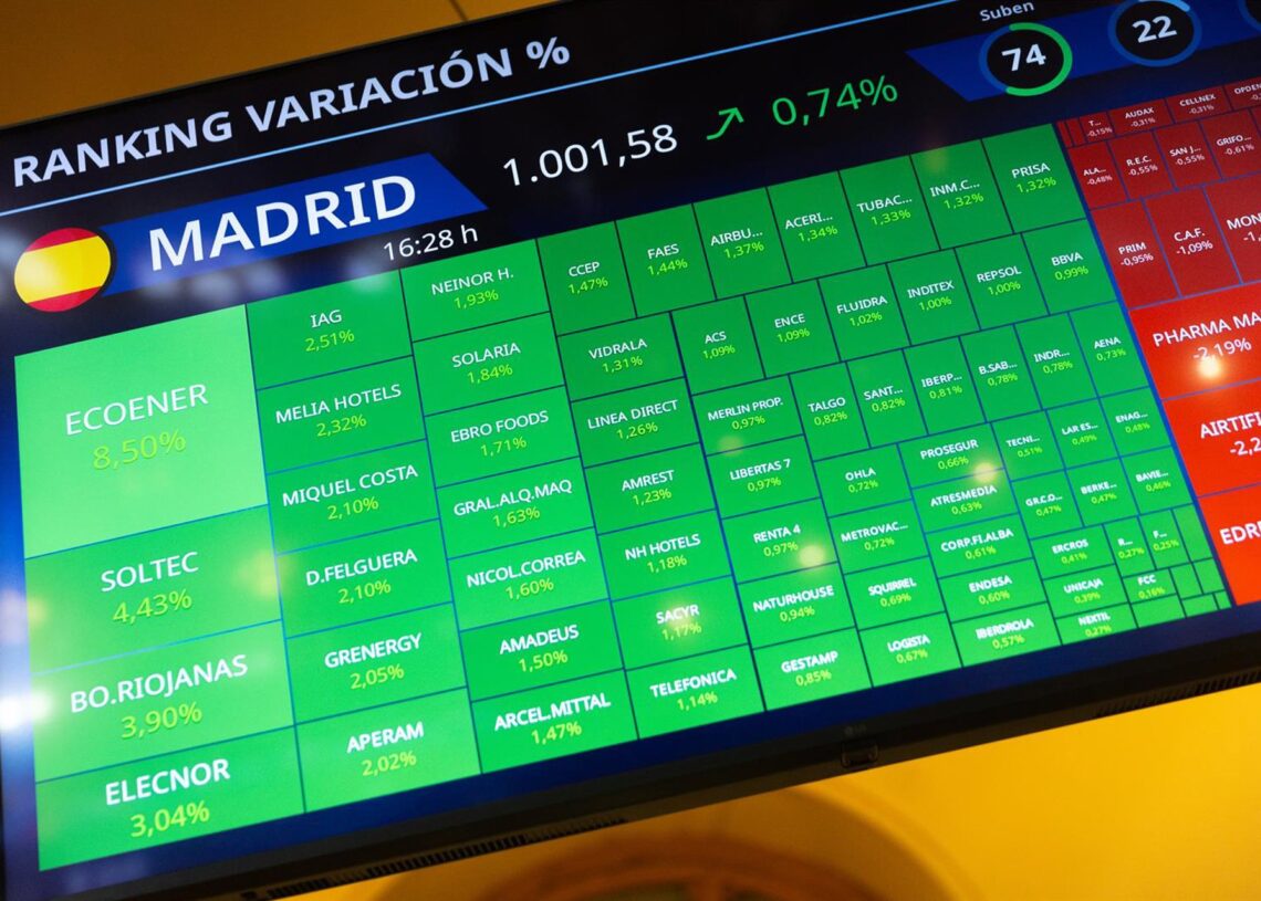 Archivo - Vista de las pantallas informativas, en la Bolsa de Madrid, a 1 de diciembre de 2023, en Madrid (España). Eduardo Parra - Europa Press - Archivo