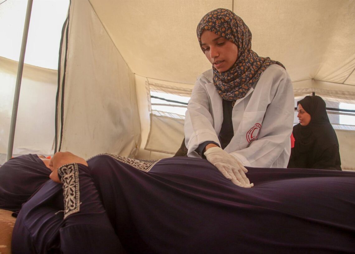 Archivo - Una enfermera palestina examina a una mujer embarazada en la Franja de GazaEuropa Press/Contacto/Hashem Zimmo - Archivo